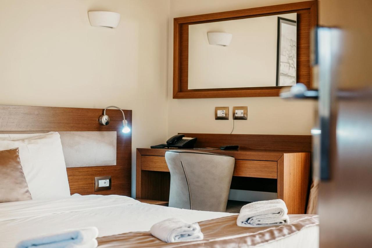 Gjirokastër Center Hotel מראה חיצוני תמונה
